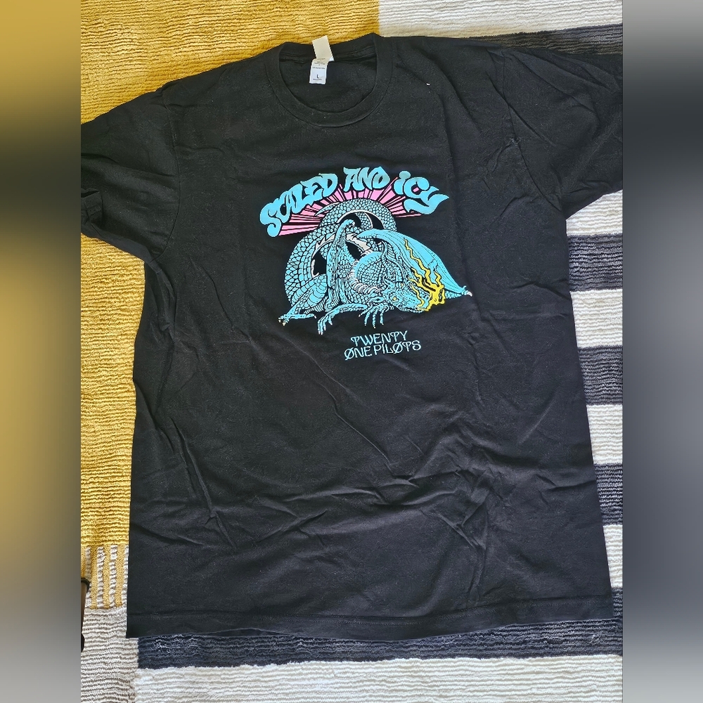 Twenty One Pilots Scaled And Icy shirt (L)